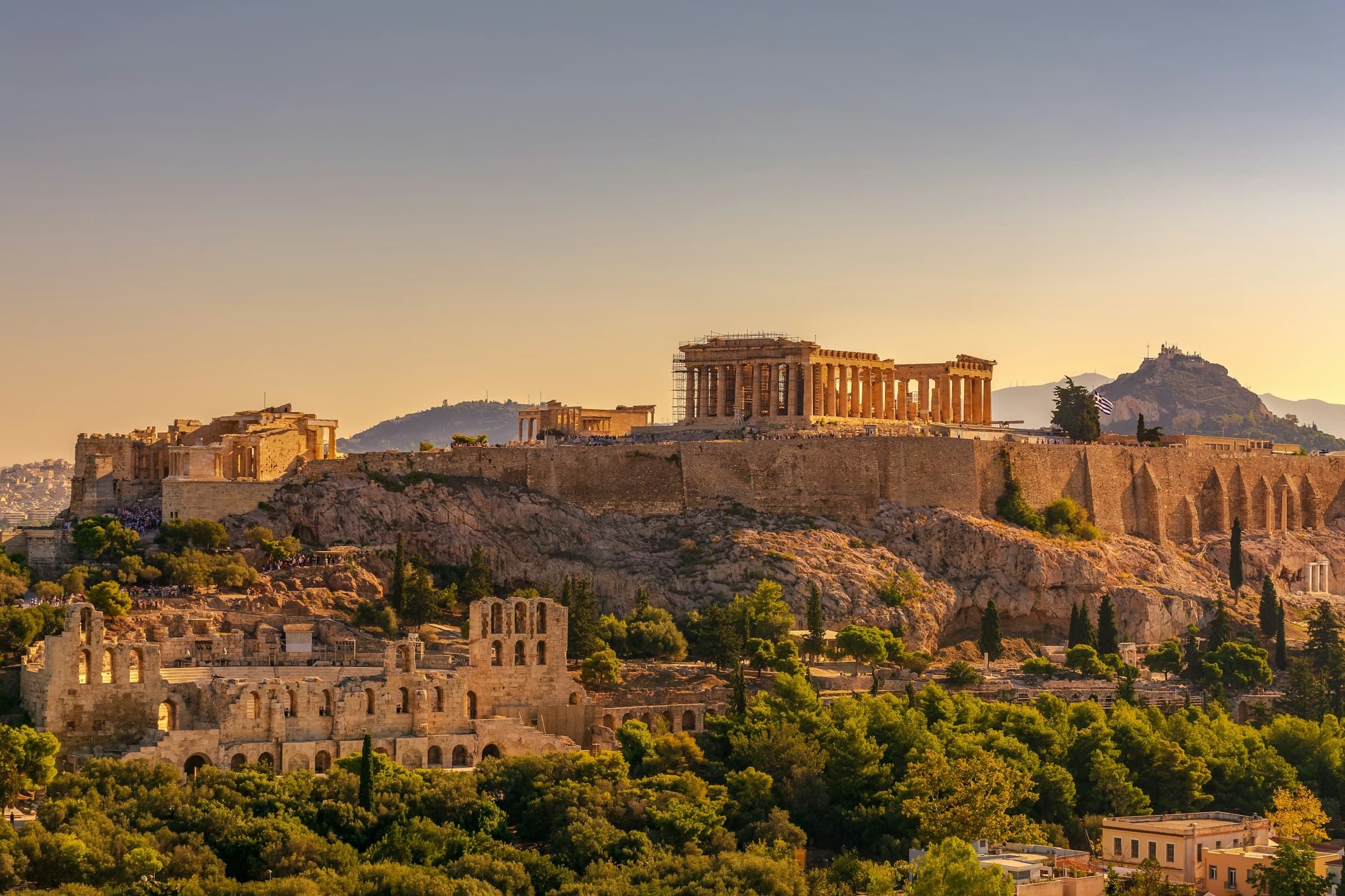 De Akropolis van Athene in het gouden uur, met het Parthenon op de rots en het Odeon van Herodes Atticus ervoor.