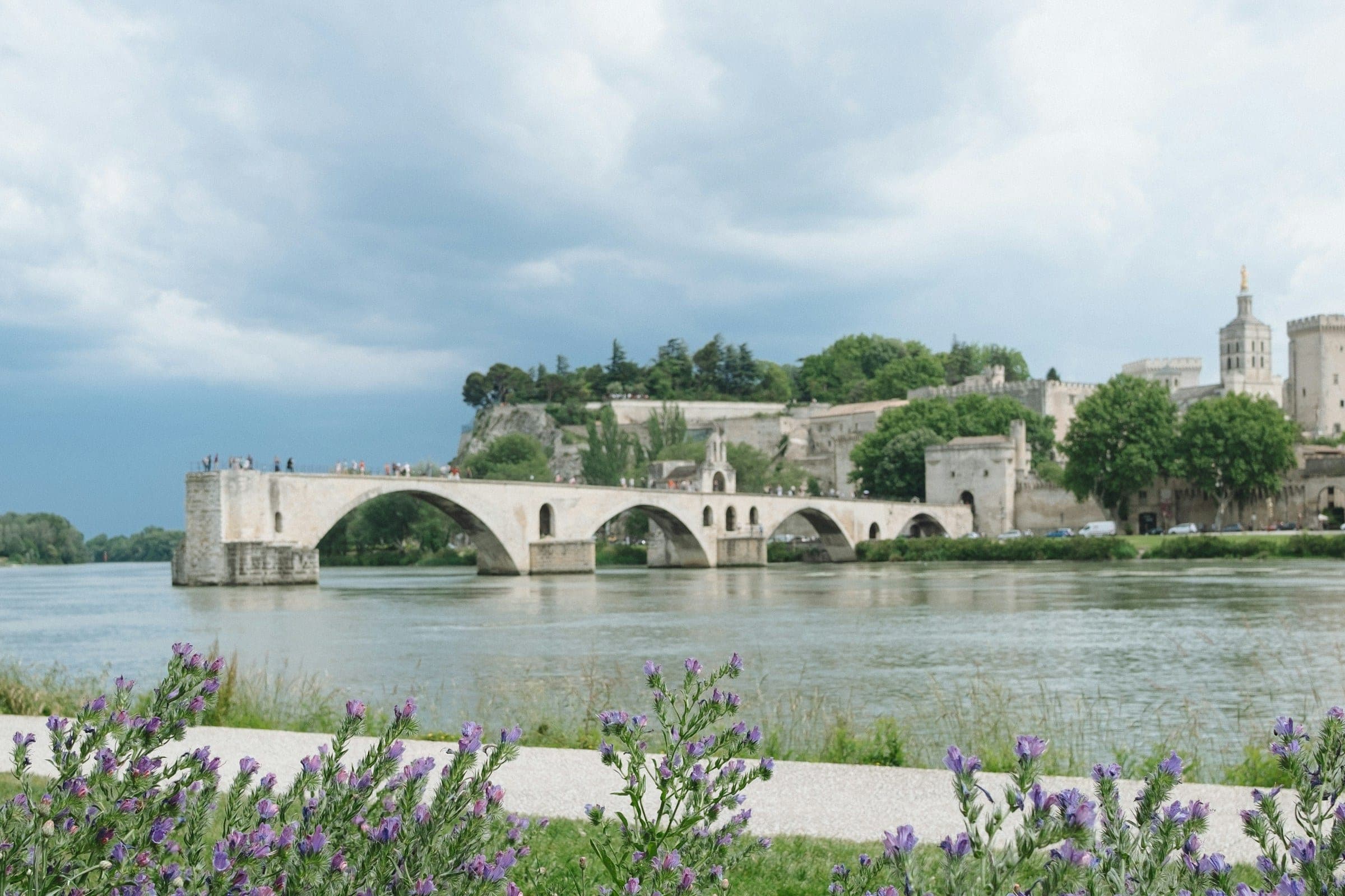 De Pont Saint-Bénézet in de Rhône bij Avignon, met het Palais des Papes op de skyline.