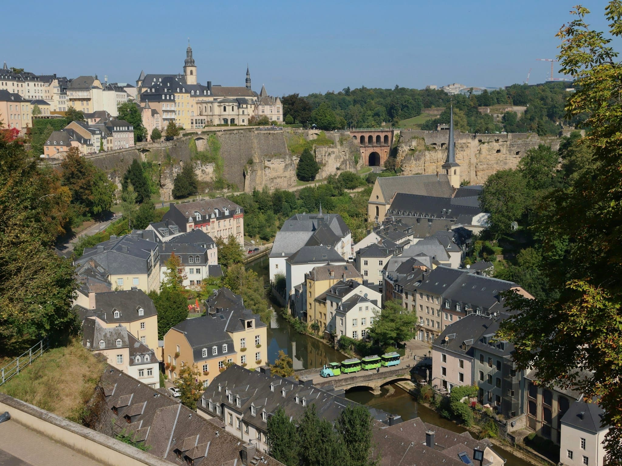 De oude stad van Luxemburg boven de Alzette in winters ochtendlicht, met de Bock-kazematten in de rots.